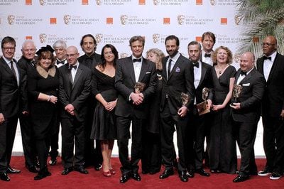 Colin Firth (centro) posa com a equipe do filme ‘O Discurso do Rei’.