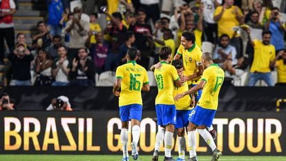 Renan Lodi, Paquetá, Marquinhos e Fabinho comemoram com Coutinho o segundo gol brasileiro. 