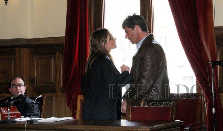 Rebeca Santamalia com José Juan Salvador, em 2005, durante o julgamento pela morte da esposa dele, na Audiência de Teruel.
