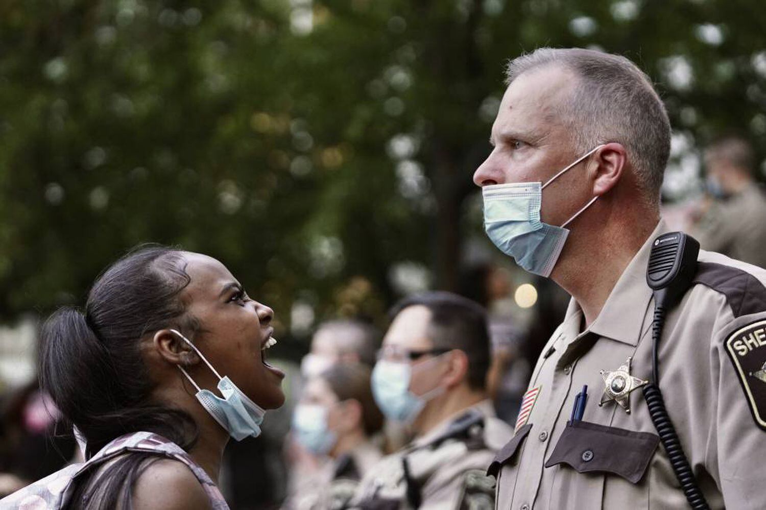 Mulher repreende policial durante os protestos em Minneapolis.
