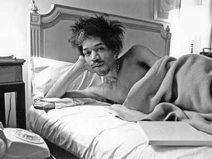 Jimi Hendrix posa en la cama de una habitación del hotel Drake en New York, en 1968.