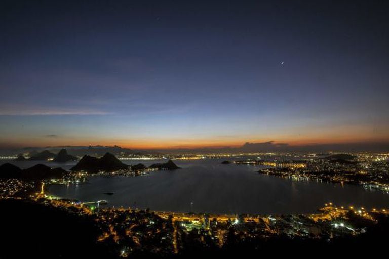 Vista noturna do Rio de Janeiro.
