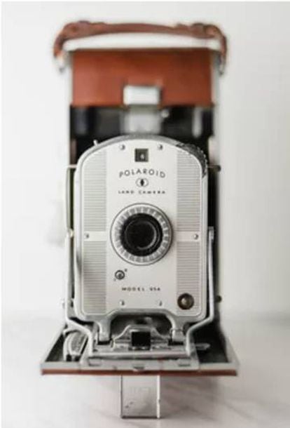 A câmera Polaroid original libertou aos usuários de ter que se deslocar até um quarto escuro a revelar suas fotografias.