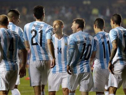 A seleção argentina celebra gol de Pastore contra o Paraguai.