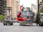 'El despertar', fotografía artística con el salto de la bailarina Catalina Duarte ante carros de la policía en Santiago de Chile el 25 de octubre