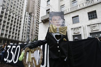 O boneco de Haddad, no 'casamento' com a catraca.