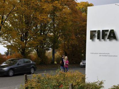 Logotipo da FIFA na sede central, em Zurique, do organismo.