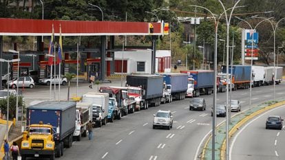 Caminhões fazem fila em avenida de Caracas para encher o tanque em um posto no dia 5, em meio à crescente escassez de diesel.