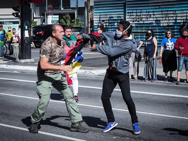 AME3455. SÃO PAULO (BRASIL), 31/05/2020.- Partidarios y detractores del presidente brasileño Jair Bolsonaro, se enfrentaron este domingo en medio de unas violentas protestas que dejaron varios heridos en Sao Pablo (Brasil). Grupos partidarios y detractores del presidente brasileño, Jair Bolsonaro, se enfrentaron este domingo en violentos disturbios que mezclaron las crisis política y sanitaria que vive Brasil, uno de los países más afectados por el COVID-19. EFE/Fernando Bizerra