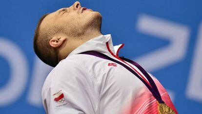 O alterofilista polonês Adrian Zielinski, afastado da Rio 2016, comemora o ouro em 2012, nos Jogos de Londres.