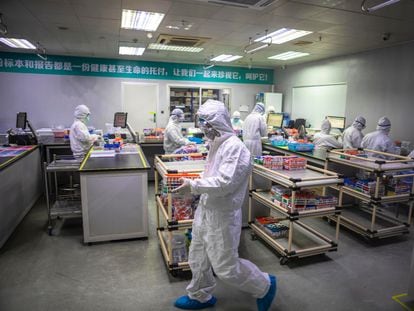 Funcionários de uma empresa chinesa que fabrica exames de diagnóstico para o coronavírus.