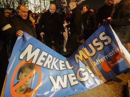 Cartaz do partido AfD pedindo a renúncia de Merkel, em frente à Chancelaria, em Berlim.