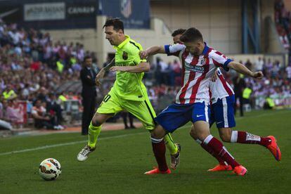 Messi conduz a bola entre a defesa do Atlético, durante o partido do domingo no Calderón.