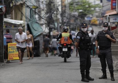 Policiais de máscara fazem patrulha na Rocinha