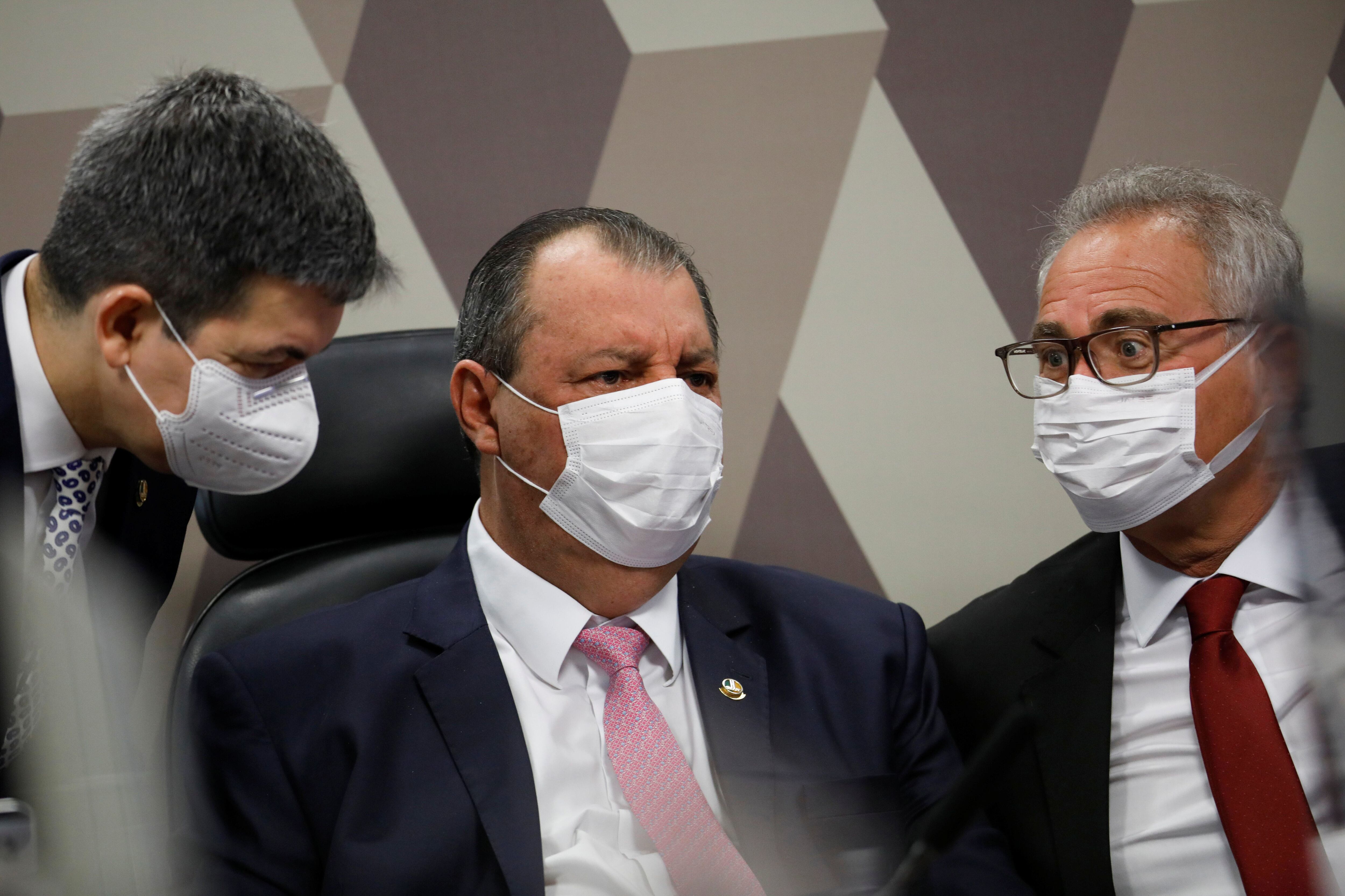 Os senadores Randolfe, Omar e Renan, durante a última reunião da CPI da Pandemia