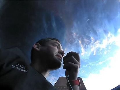 Jared Isaacman se comunica com a Terra durante sua viagem espacial em 17 de setembro.