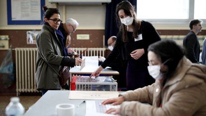 Eleitores com máscaras em uma seção eleitoral de Paris, neste domingo.