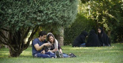 Um casal no parque Laleh de Teerã.