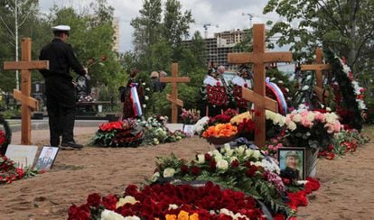 Parentes assistem ao enterro dos marinheiros mortos no submarino russo, neste sábado em um cemitério de São Petersburgo.