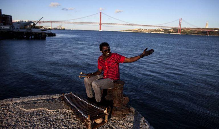 Kimi Djabate, músico da Guiné-Bissau às margens do Tejo.