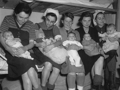 Mulheres judias posam com seus bebês depois da liberação do campo de Dachau (Alemanha), em 1945.
