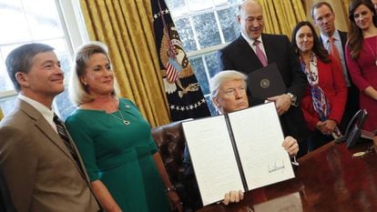 Trump assinando o decreto