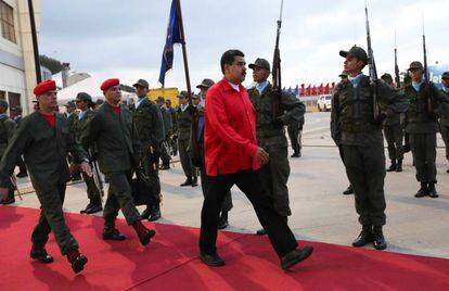 Nicolás Maduro recebe honras militares no aeroporto de Caracas.