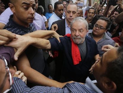 O ex-presidente Lula, em foto do dia 4 de mar&ccedil;o, ap&oacute;s depor na PF.