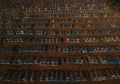 Imagem aérea do cemitério municipal Nossa Senhora Aparecida, onde estão enterradas grande parte das vítimas da covid-19.