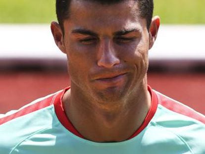 Atleta da seleção de Portugal perde a paciência ao ser abordado por repórter durante um passeio