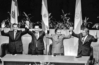 Os presidentes Collor, Rodríguez, Menem e Lacalle na assinatura do Tratado de Assunção.