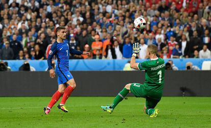 Griezmann supera Halldorsson no quarto gol da França.