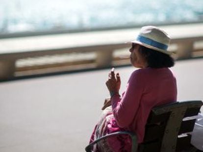 Uma mulher fuma um cigarro, no sul da França.