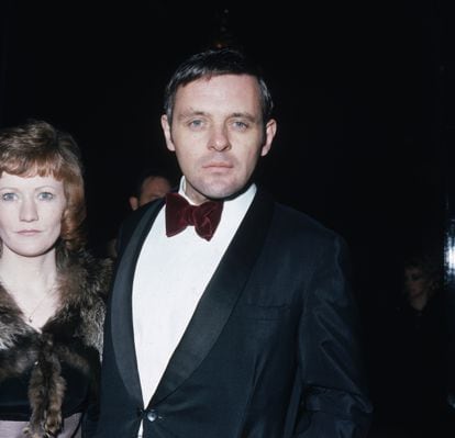 O ator Anthony Hopkins comparece à entrega dos prêmios SF&TV (posteriormente chamados BAFTA) no Royal Albert Hall, em Londres. O ano era 1973.