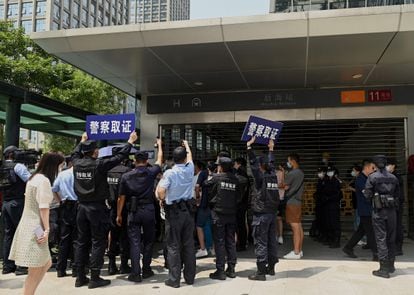 Um grupo de pessoas se reúne para protestar em frente à sede da Evergrande em Shenzhen, sudeste da China, no dia 16.
