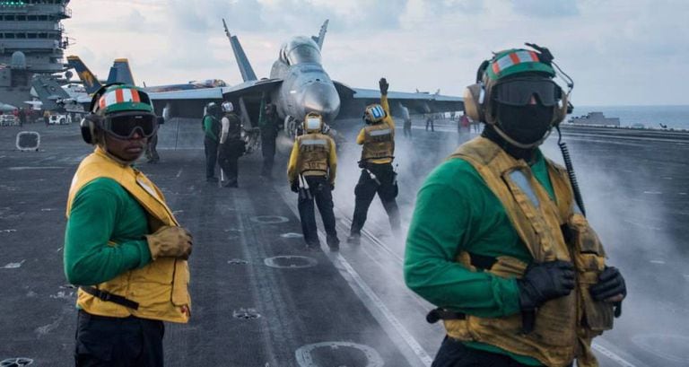 Marines realizam operações de voo no porta-aviões Carl Vinson, no Mar da China.