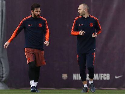 Messi e Iniesta se preparam para o jogo contra o Real Madrid.