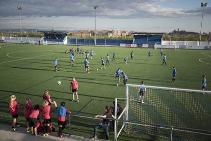 Instalações do AEM Lleida, com meninas e meninos da categoria infantil treinando
