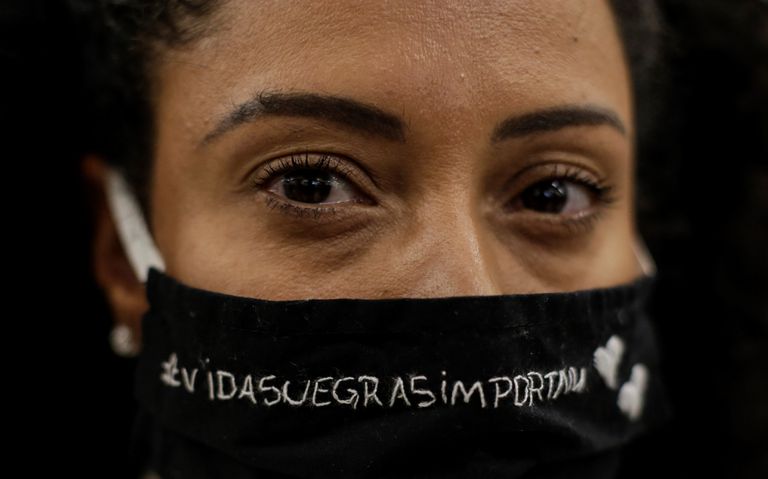 Uma mulher protesta contra o assassinato de João Alberto Silveira Freitas em um Carrefour da Barra da Tijuca, no Rio de Janeiro. Em sua máscara, lê-se: "Vidas negras importam".