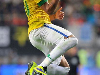 Neymar celebra um gol durante um partido com Brasil.