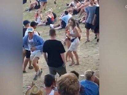 Vídeo em que se vê o abuso cometido por um homem em uma garota de topless na Nova Zelândia.