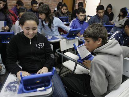Estudantes de escola pública uruguaia recebem um novo computador.
