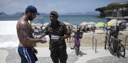 Soldado distribui material informativo sobre o zika em Copacabana.