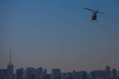 Helicóptero sobrevoa a cidade de São Paulo.
