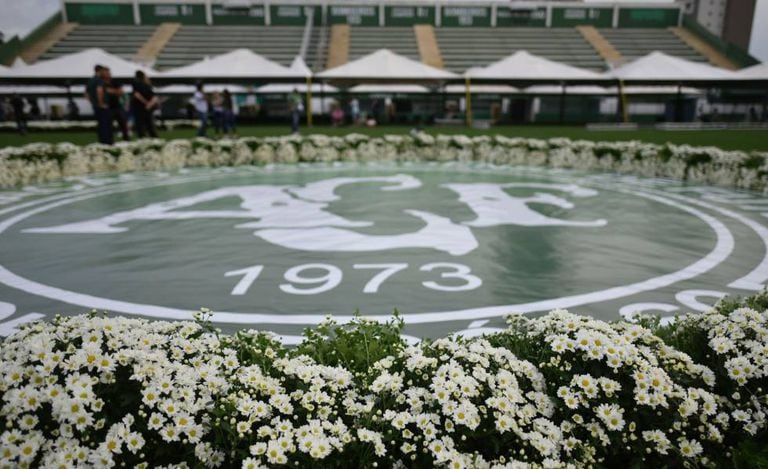 Homenagem montada para o funeral dos jogadores e dirigentes da Chapecoense mortos na Colômbia.