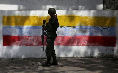 Um militar em um colégio eleitoral de Caracas.
