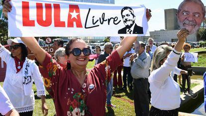 Manifestantes pedem a libertação do ex-presidente Lula nesta segunda, em Brasília. 
