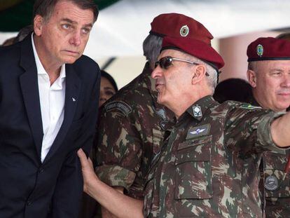 General fala com Bolsonaro na cerimônia de graduação de paraquedistas no Rio.