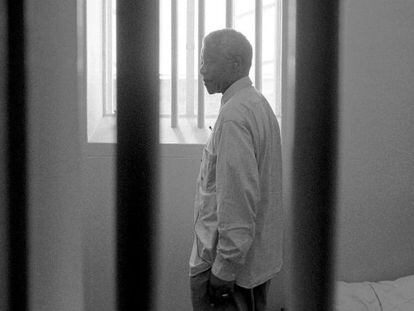 Mandela, na cela onde esteve encarcerado, em 1994.