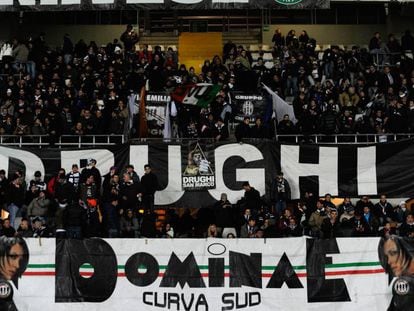 A curva sul do estádio da Juventus, onde fica a torcida Drughi.